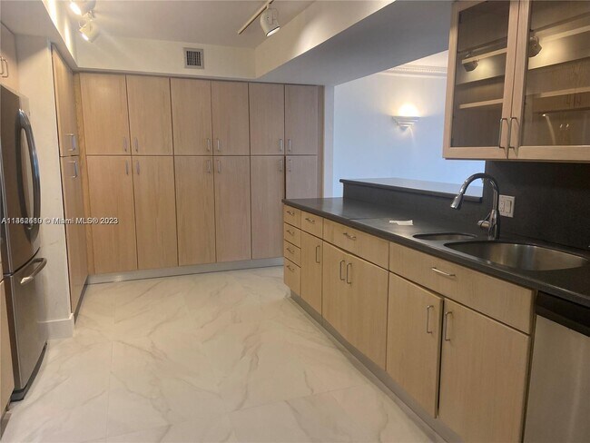 Foto del edificio - 10205 Collins Ave