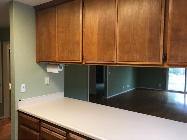 Building Photo - 3 Bedroom 1.25 bath Davis duplex in West D...