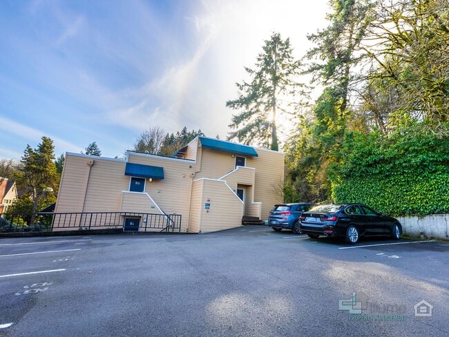 Building Photo - 1-Month Rent Free! Condo Near OHSU with Huge Deck, Stunning Views and Parking