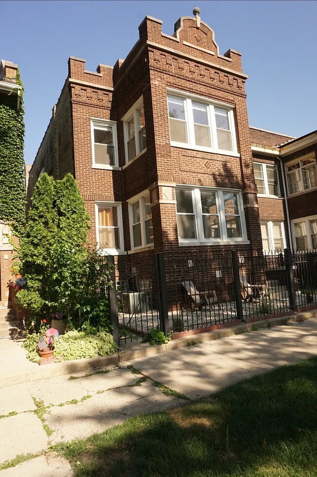 Building Photo - 4303 N Sawyer Ave
