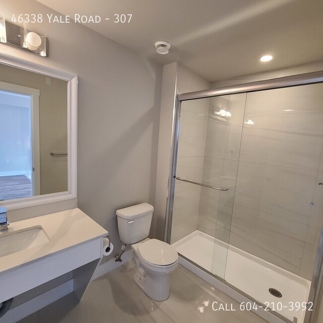 Building Photo - Cozy 1-Bed + Den with Great Views & Amenit...