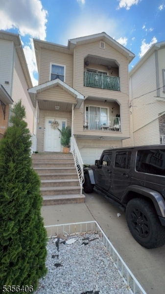 Primary Photo - 246 Bond St