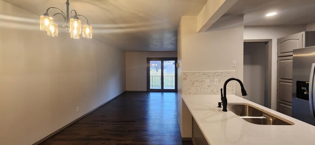 Building Photo - 3945 Fairway Hills Dr