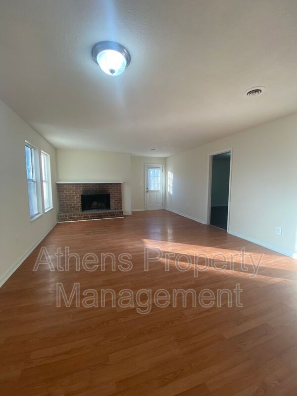Building Photo - 131 Pinehurst Ct