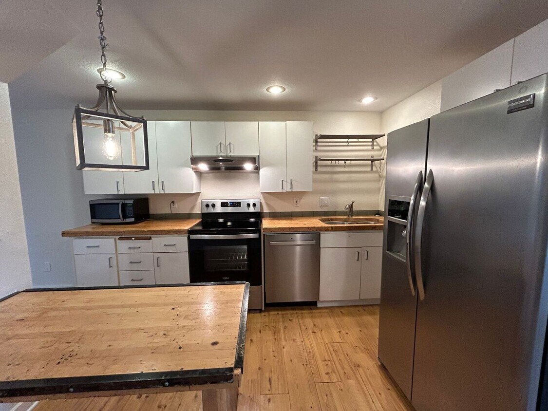 Primary Photo - New Appliances, Carpet & Paint 2 Bed 1.5 B...