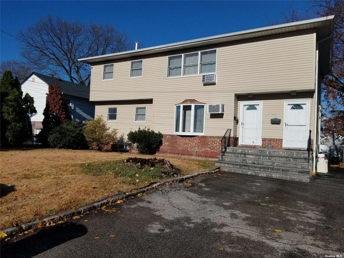 23 Nesaquake Ave Unit 1st Fl, Port Washington, NY 11050 Apartment for Rent in Port Washington