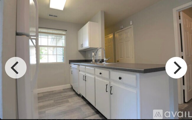 Building Photo - 5341 Lakewood Terrace