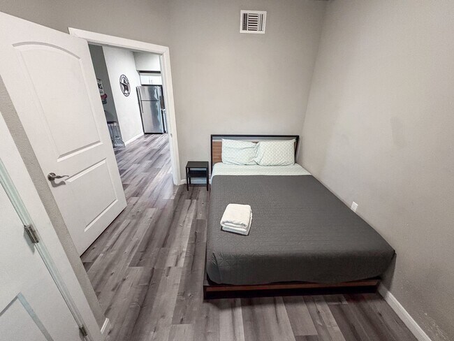 Building Photo - 4 Bed / 2 Bath in West Campus – Bring Your...