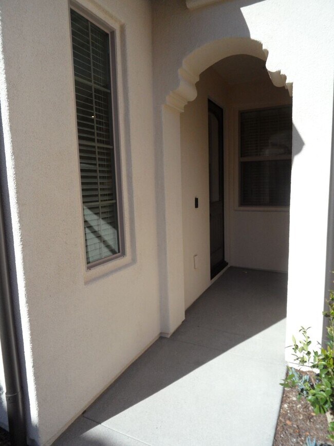 Foto del edificio - 4BR 3BA two-story condo with 2 Car Attache...