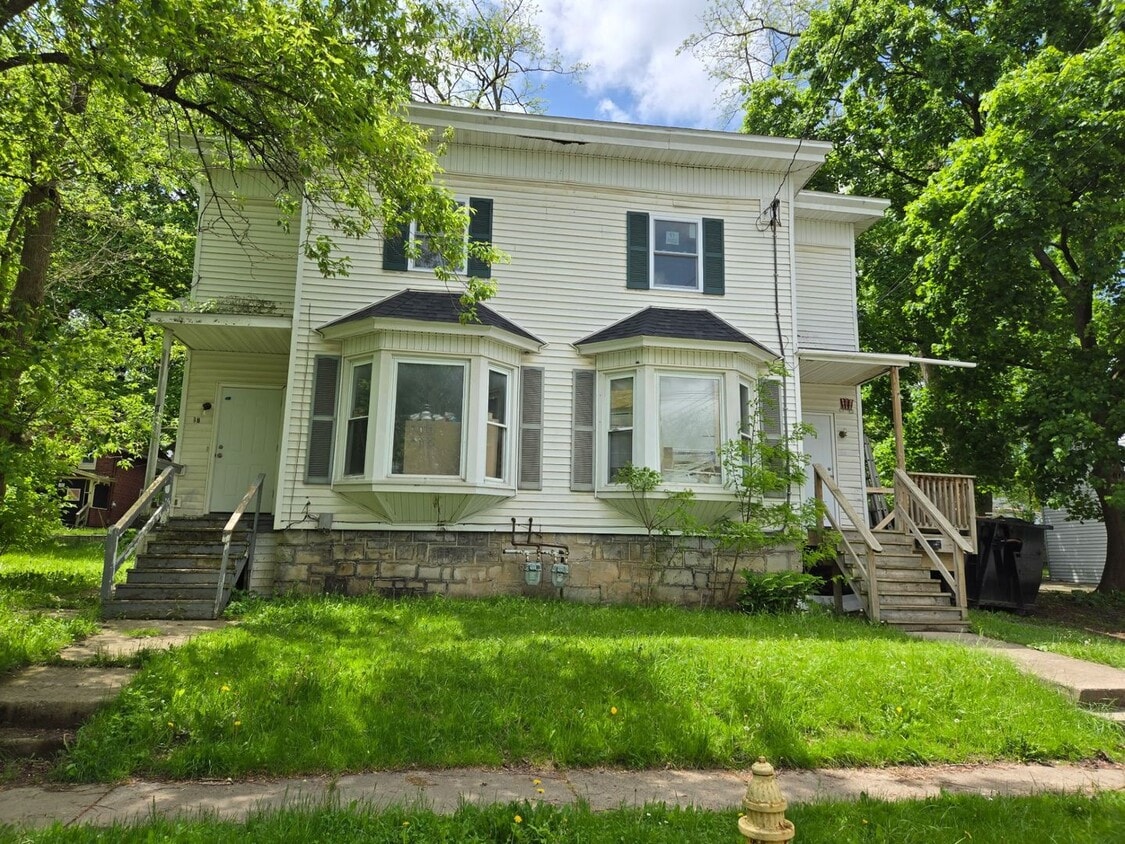 Primary Photo - 15-17-17 Easterly Ave