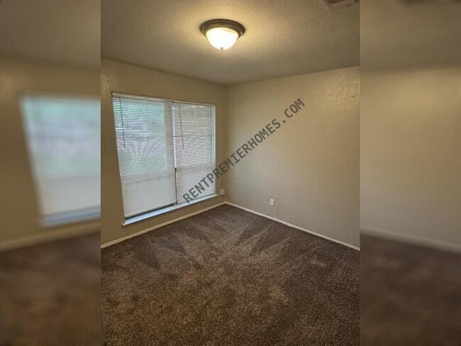 Building Photo - 5408 Greenwood Way