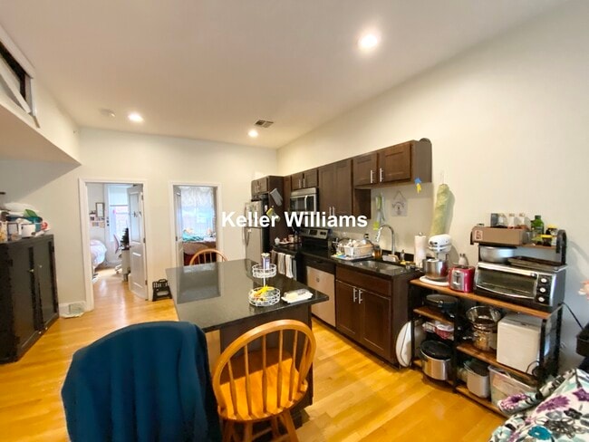 Building Photo - 18 Burney St