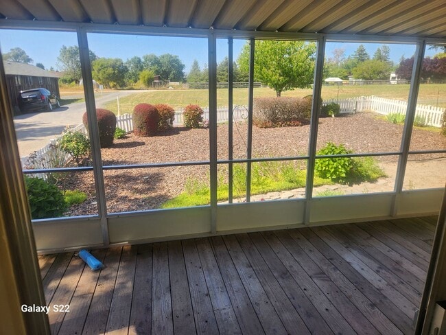 Building Photo - Bright and Cheery, well maintained 2 bedro...