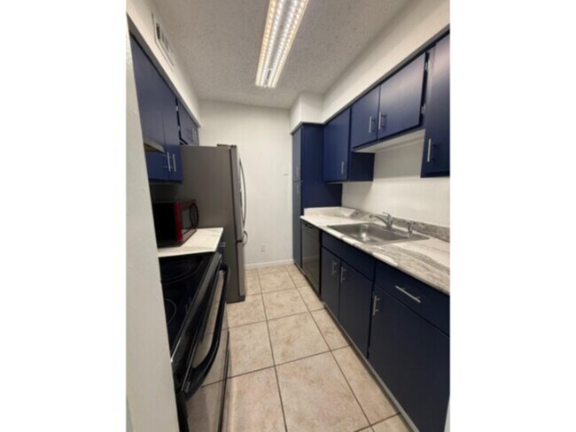 Building Photo - 2 bedrooms 1 bathroom condo in Serravela
