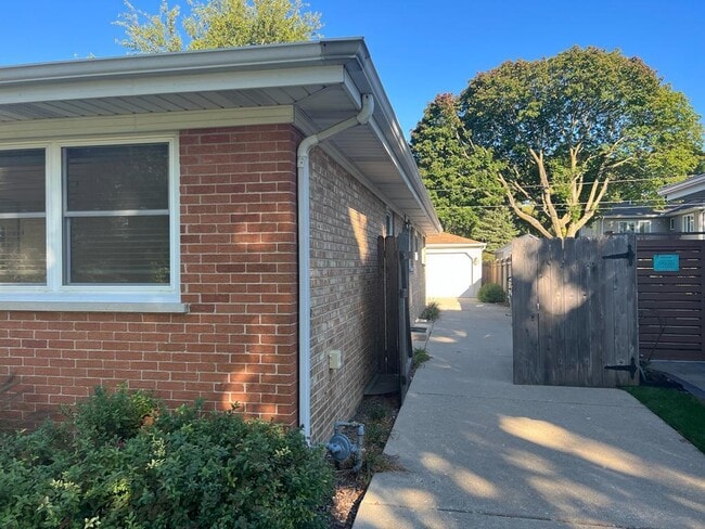 Building Photo - 9241 Mango Ave