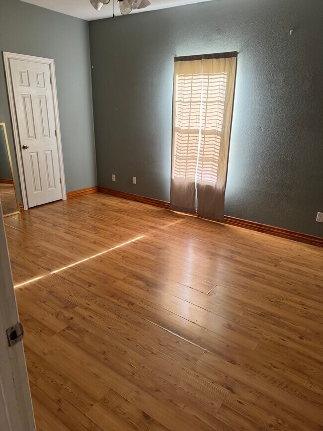 Building Photo - 905 Springwood Dr