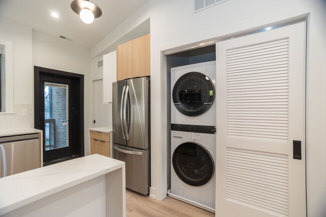 Foto del edificio - 3251 W Belden Ave