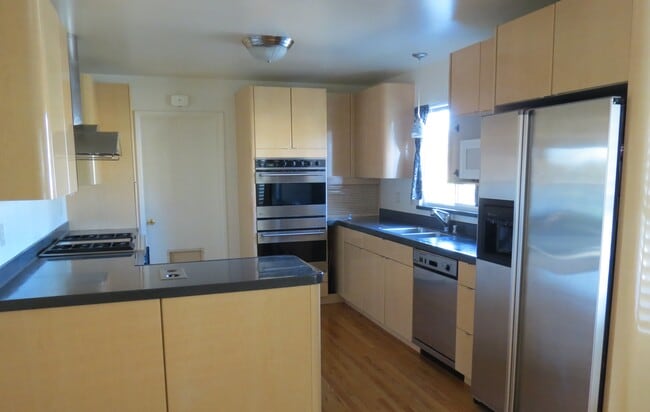 Building Photo - 2543 Oakes Dr