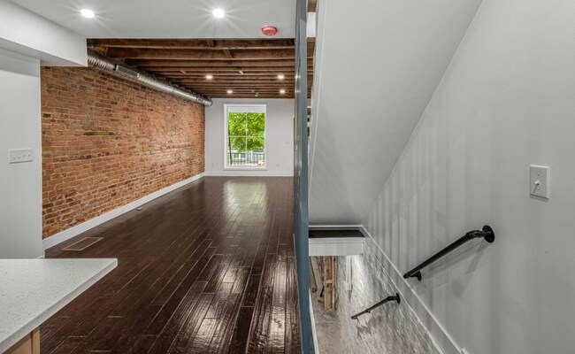 Foto del edificio - BEAUTIFULLY RENOVATED on the best block in Remington