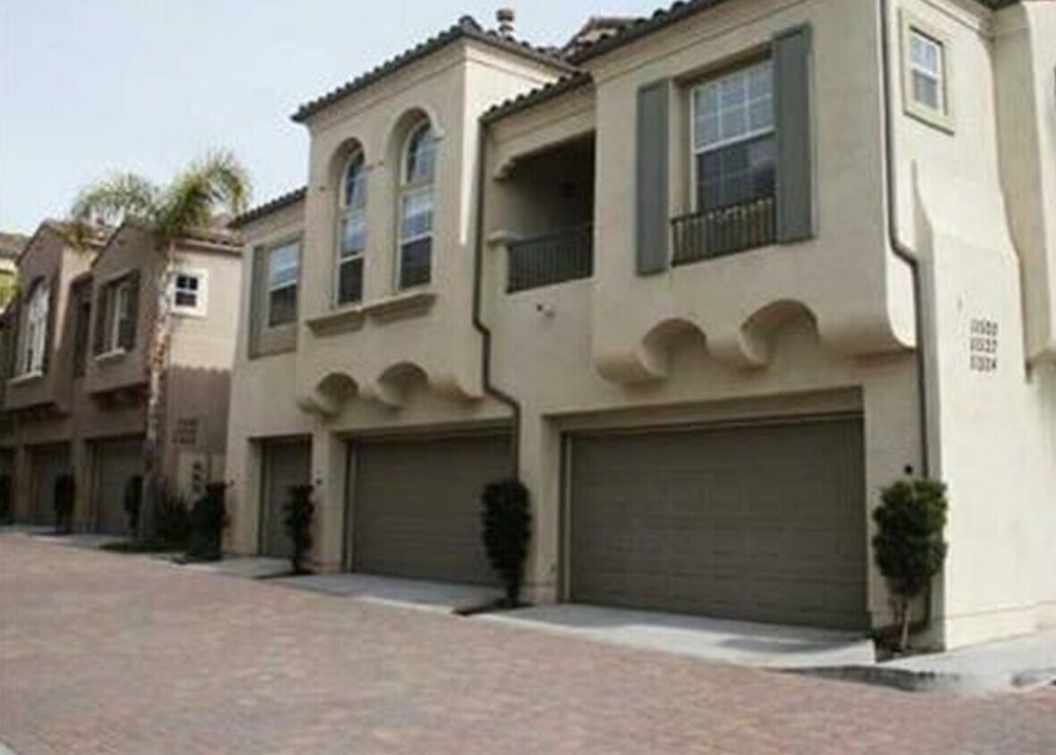 3 bed Townhome - 11522 Miro Cir