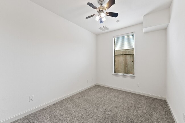 Building Photo - Awesome Two Story town home located in the heart of the city!