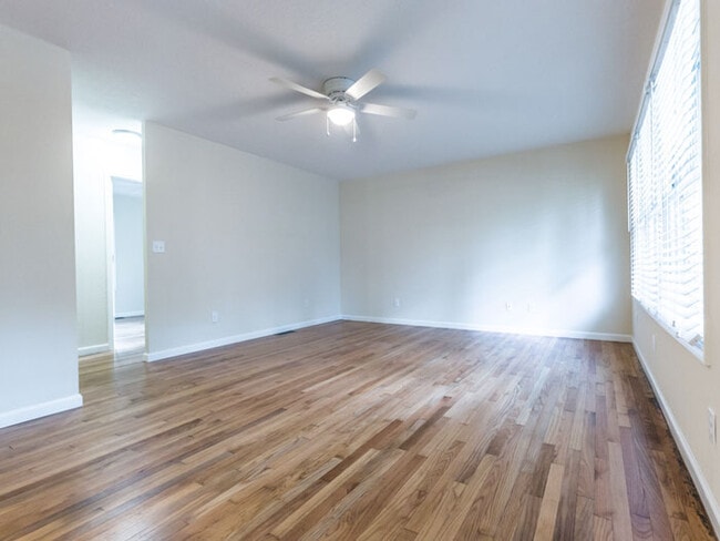 Building Photo - 1402 Edgewood Dr