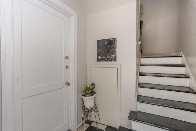 Building Photo - 1828 W Main St