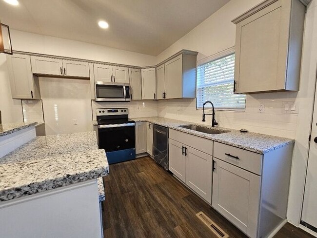 Building Photo - Avail NOW!!!! Fully remodled Gastonia home...