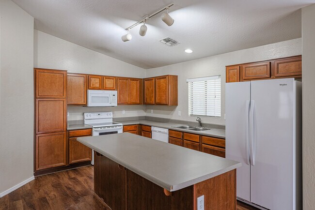 Foto del edificio - 12726 W Valentine Ave