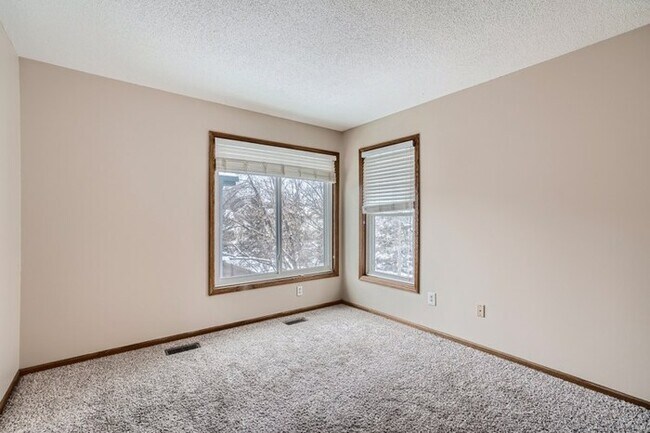 Foto del edificio - 1416 Granada Road North, Oakdale, MN, 55128