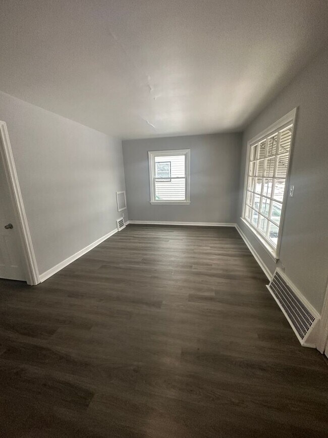 Building Photo - 3bd Single Lee/Harvard Section 8
