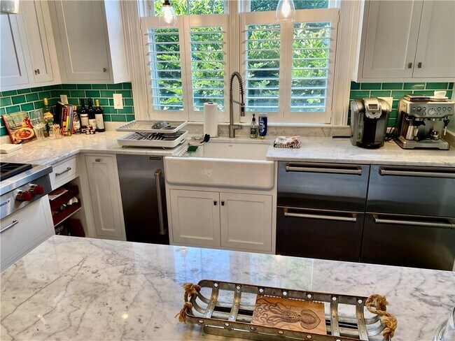 Foto del edificio - 398 Wolcott Ave