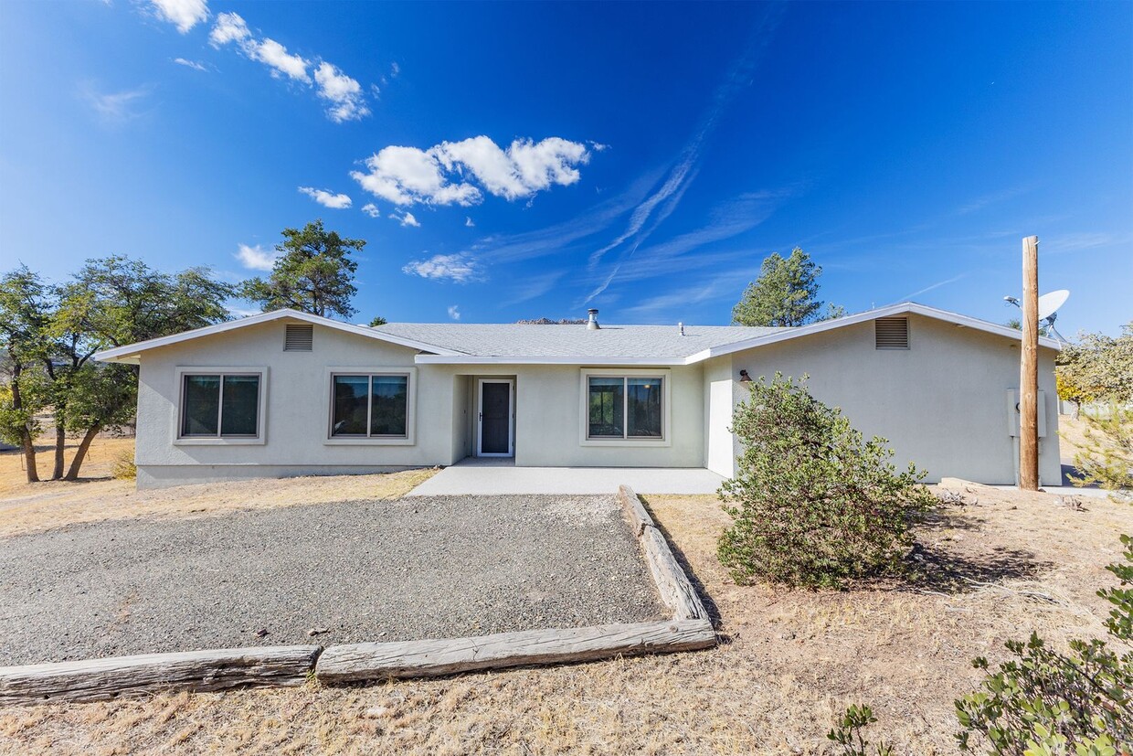 Primary Photo - Horse Property! 4 bedroom, 3 bath home in ...