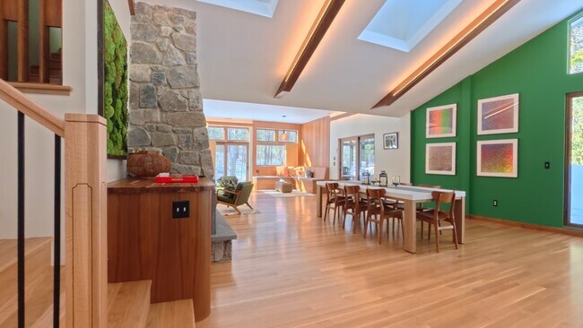 Foto del edificio - 64 Newcomb Rd