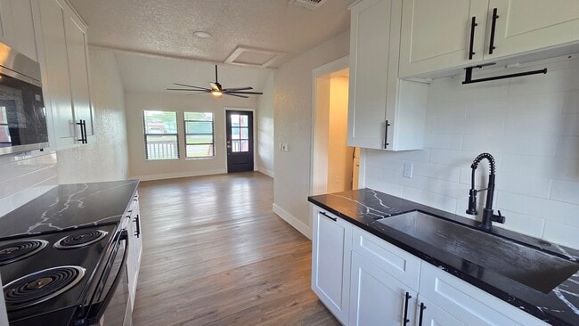 Building Photo - 607 E 12th St