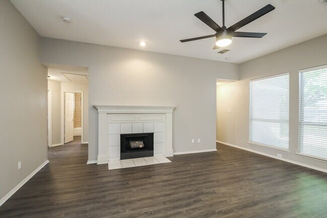 Foto del edificio - 2721 Creek Crossing Rd