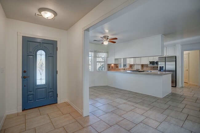 Building Photo - Extra spacious 3 bed 2 bath home in Kingsw...