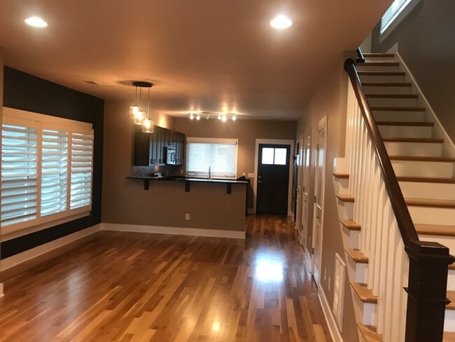 Building Photo - 309 Sylvan Park Ln