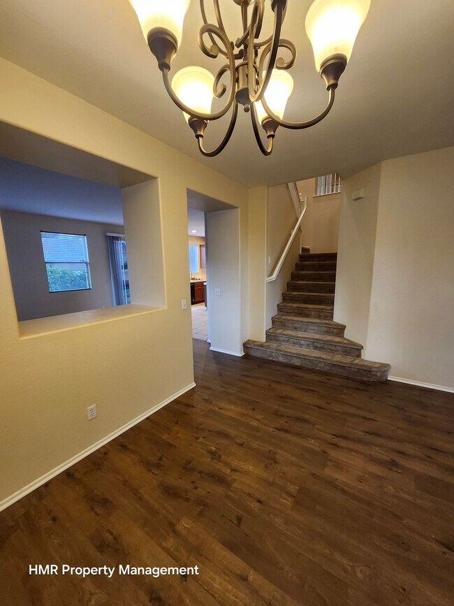 Building Photo - 5 Bedrooms with a Bonus Family Room