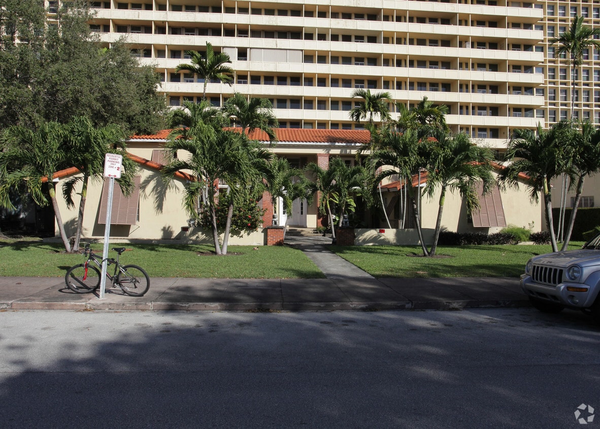 Building Photo - 717 Valencia Ave