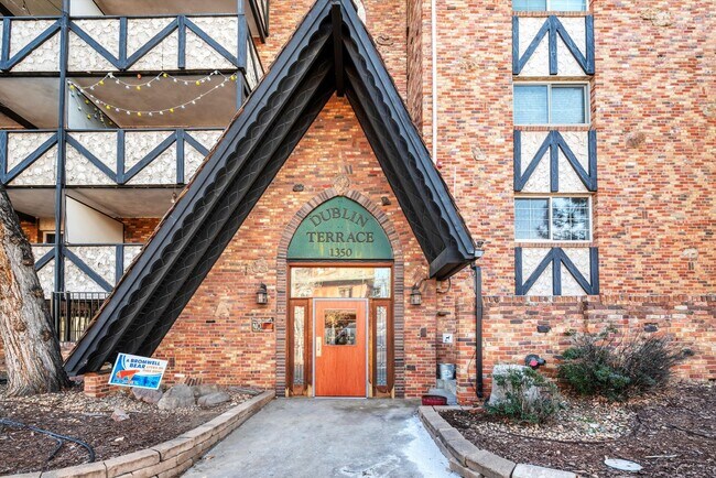 Foto del edificio - Stunning 2BR/1BA Condo Steps from Cheesman Park!