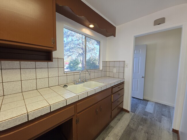 Building Photo - 620 Manahan Ct