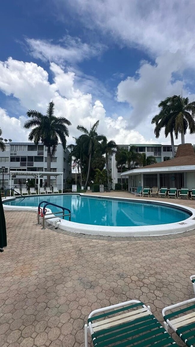 Building Photo - 1333 E Hallandale Beach Blvd