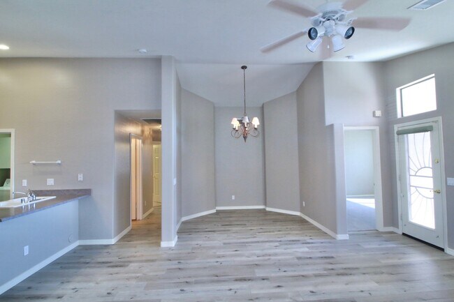 Foto del edificio - 10385 W Yukon Dr