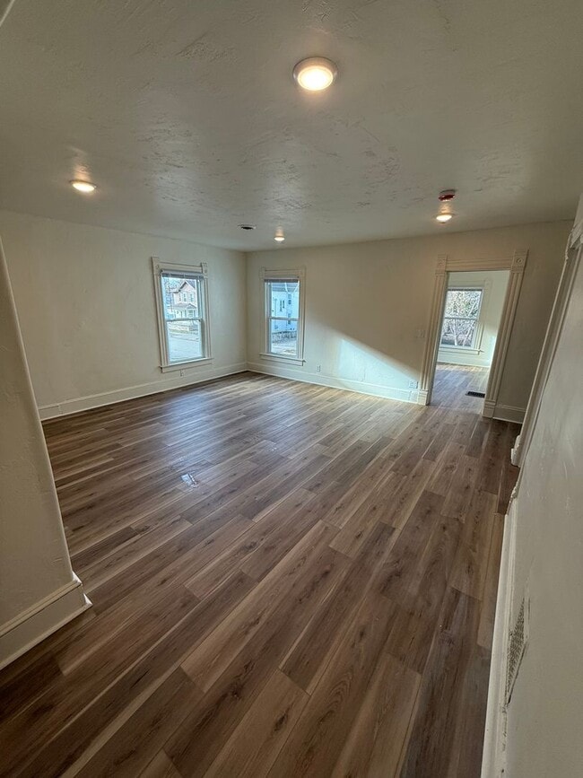 Building Photo - 654 Central St