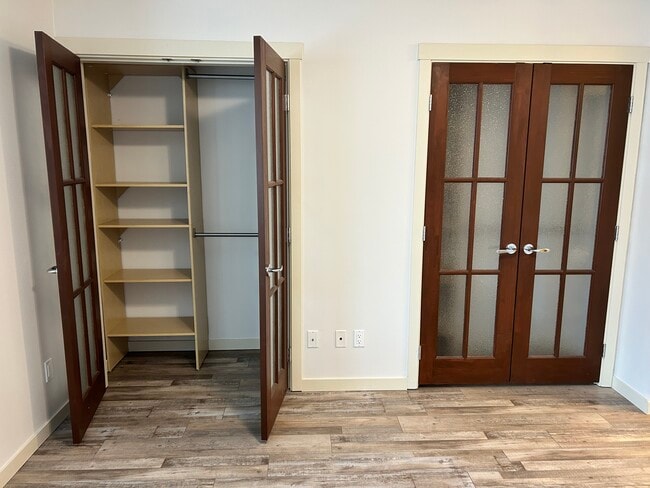 Custom closets - 2979 156 St
