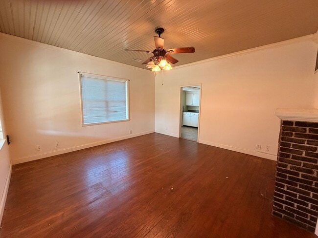 Building Photo - Come look at this 2-bedroom 1-bathroom home