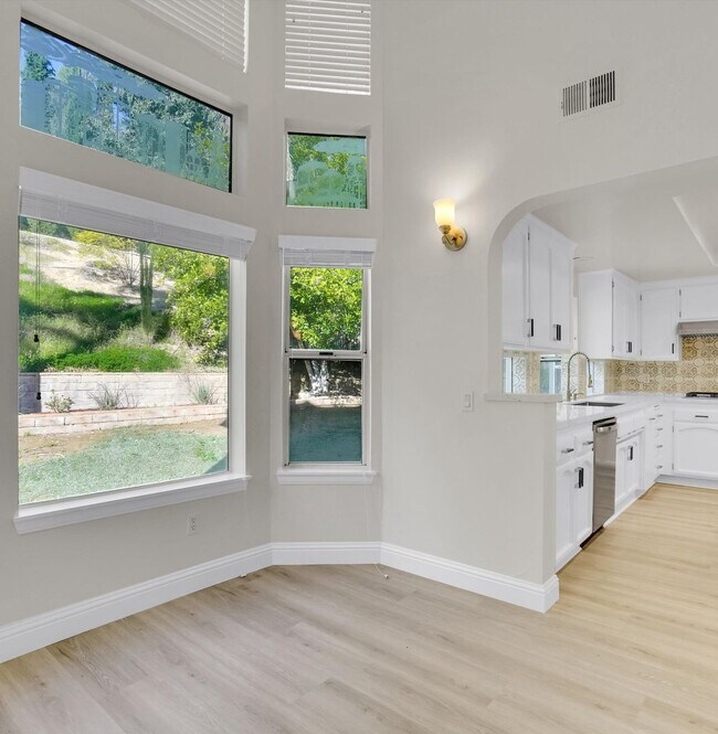 Building Photo - 8103 Valley Flores Dr
