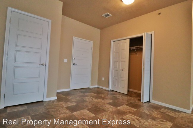 Building Photo - 2301 S Ellis Rd