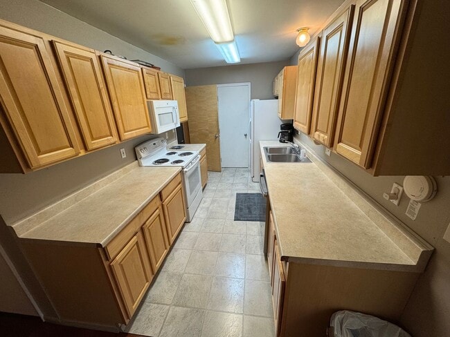 Building Photo - Large 4 bedroom 4 bath 2 Car Garage in mid...